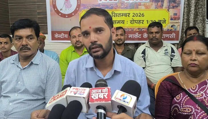 वाराणसी। पटरी व्यवसायियों के कथित उत्पीड़न और वेंडिंग जोन समाप्त किए जाने के विरोध में राष्ट्रीय फेरी पटरी ठेला व्यवसायी महासंघ ने चरणबद्ध आंदोलन की चेतावनी दी है। शुक्रवार को जवाहर लाल नेहरू मार्केट स्थित संगठन के कार्यालय में आयोजित प्रेसवार्ता में महासंघ के राष्ट्रीय महासचिव अभिषेक निगम ने नगर निगम और पुलिस प्रशासन की कार्रवाई पर सवाल उठाते हुए कहा कि इससे सैकड़ों पटरी व्यवसायियों के सामने रोजगार का संकट खड़ा हो गया है।  अभिषेक निगम ने कहा कि संगठन के अनुसार वाराणसी में पूर्व में 63 वेंडिंग जोन बनाए गए थे, जिनमें से 26 वेंडिंग जोन विभिन्न कारणों से बिना वैकल्पिक व्यवस्था किए समाप्त कर दिए गए। उनका आरोप है कि इससे प्रभावित स्ट्रीट वेंडर्स की आजीविका प्रभावित हुई है। उन्होंने पथ विक्रेता (आजीविका संरक्षण और विनियमन) अधिनियम के प्रावधानों के अनुरूप पटरी व्यवसायियों को व्यवस्थित स्थान उपलब्ध कराने की मांग की।  महासंघ ने चौकाघाट-लहरतारा फ्लाईओवर के नीचे बने नाइट मार्केट, सारनाथ के हवेलिया तिराहा स्थित स्ट्रीट फूड हब और दशाश्वमेध क्षेत्र के पटरी व्यवसायियों की समस्याओं को प्रमुखता से उठाया। संगठन का आरोप है कि चौकाघाट-लहरतारा नाइट मार्केट से पहले के स्ट्रीट वेंडर्स को हटाए जाने के बाद उन्हें अब तक व्यवस्थित नहीं किया गया है। वहीं, सारनाथ के स्ट्रीट फूड हब के आवंटन की प्रक्रिया पर भी संगठन ने सवाल उठाते हुए इसकी समीक्षा की मांग की।  दशाश्वमेध क्षेत्र को लेकर महासंघ का कहना है कि छोटे और अस्थायी पटरी व्यवसायियों के खिलाफ कार्रवाई तथा सामान जब्त किए जाने से उनकी आजीविका प्रभावित हो रही है। संगठन ने ऐसे व्यवसायियों को नियमानुसार व्यवसाय करने की अनुमति देने की मांग की है।  महासंघ ने प्रशासन को 72 घंटे का समय देते हुए मांग की है कि चौकाघाट-लहरतारा नाइट मार्केट में प्रभावित स्ट्रीट वेंडर्स को तत्काल व्यवस्थित किया जाए, हवेलिया स्ट्रीट फूड हब के आवंटन की समीक्षा कर पात्र स्ट्रीट वेंडर्स को प्राथमिकता दी जाए और शहर में समाप्त किए गए वेंडिंग जोनों पर समिति बनाकर पुनर्विचार किया जाए। साथ ही पुलिस और नगर निगम की कार्रवाई में कथित उत्पीड़न पर तत्काल रोक लगाने की मांग की गई है।  अभिषेक निगम ने कहा कि संगठन की ओर से प्रशासन से कई बार वार्ता कर समस्याओं के समाधान का प्रयास किया गया, लेकिन अपेक्षित कार्रवाई नहीं हुई। उन्होंने चेतावनी दी कि यदि 72 घंटे के भीतर मांगों पर गंभीरता से विचार नहीं किया गया तो महासंघ आगामी दिनों में चरणबद्ध आंदोलन शुरू करेगा।