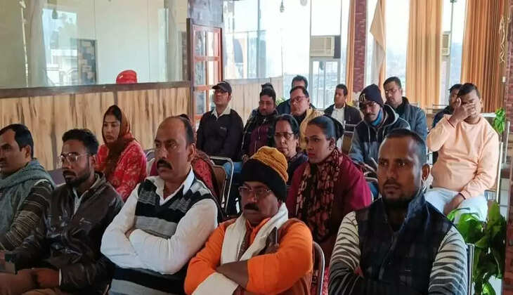 Chandauli News: भारतीय मीडिया फाउंडेशन यूपी&nbsp;के प्रदेश उपाध्यक्ष प्रताप नारायण चौबे ने अंग वस्त्र भेंट कर अतिथियों का किया स्वागत