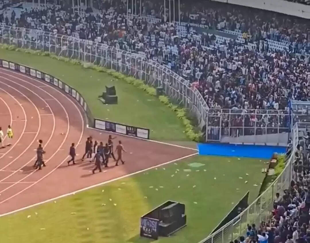 Lionel Messi India Tour, Messi GOAT Tour India 2025, Lionel Messi Kolkata Visit, Messi Salt Lake Stadium Incident, Messi Kolkata Chaos, Vivekananda Yuvabharati Stadium News, Messi Fans Angry Kolkata, Lionel Messi India News Hindi, Messi India Tour Live Updates, Messi Security Issue Kolkata, GOAT India Tour Disorder, Lionel Messi Latest News, Messi India Visit 2025, Messi Suarez De Paul India Tour