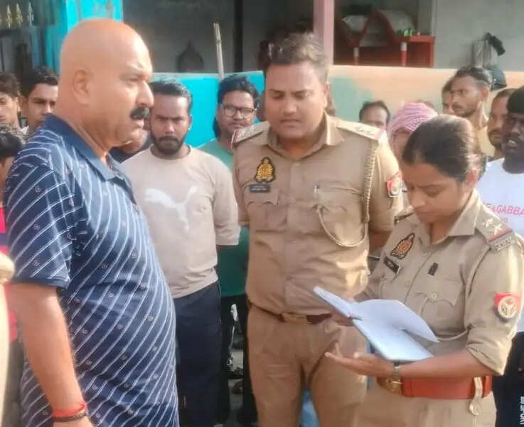 वाराणसी में पोस्टमार्टम को लेकर हंगामा, काफी प्रयास के बाद शव को अस्पताल भेजा