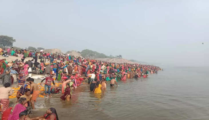 वाराणसी में मौनी अमावस्या पर गंगा में लाखों लोगों ने लगाई आस्था की डुबकी