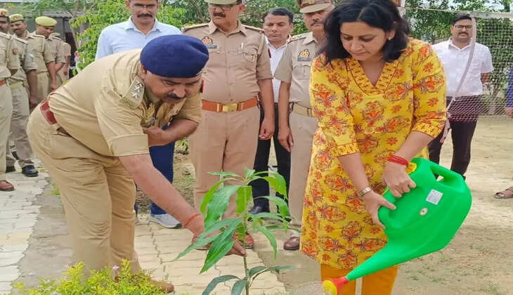 मीरजापुर में 'एक पेड़ माँ के नाम' अभियान के तहत डीआईजी विन्ध्याचल परिक्षेत्र पूनम ने परिक्षेत्रीय कार्यालय परिसर में पौधरोपण किया। उन्होंने पर्यावरण संरक्षण, हरित विकास और पौधों की देखभाल का संदेश दिया।