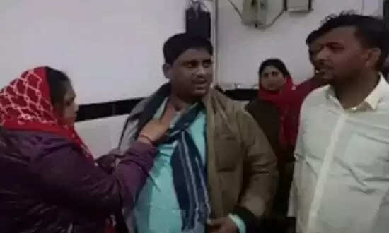 UP News: यूपी में आशिक मिजाज दरोगा को प्रेमिका के साथ रंगरेलियां मनाते पत्नी ने रंगे हाथ पकड़ा, और फिर...