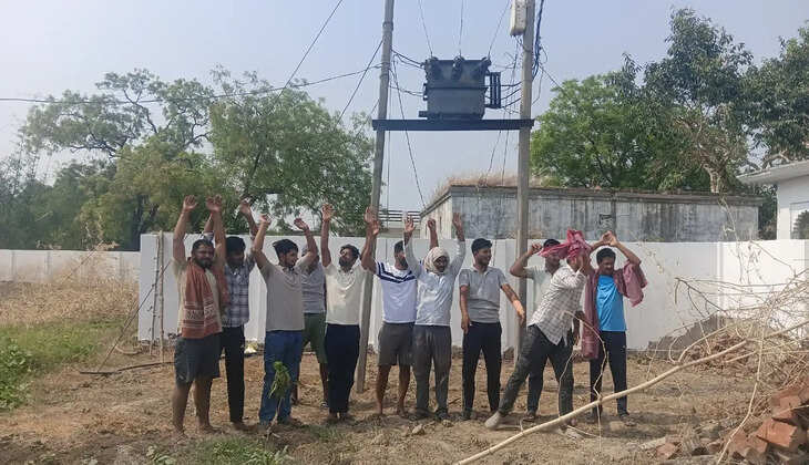 एक हफ्ते में दूसरी बार जला ट्रांसफार्मर, अंधेरे में डूबा जलालपुर गांव, ग्रामीणों ने 63 KVA ट्रांसफार्मर की उठाई मांग