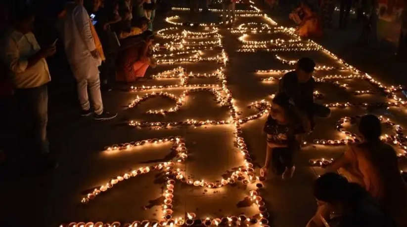 Dev Deepawali 2023: देव दीपावली के आयोजन को भव्य बनाने के लिए 100 से ज्यादा समितियां घाटों को दीपों से रोशन करेंगी। वहीं, गंगा पार इलाके को 20 सेक्टर में बांटकर दीपदान कराया जाएगा।
