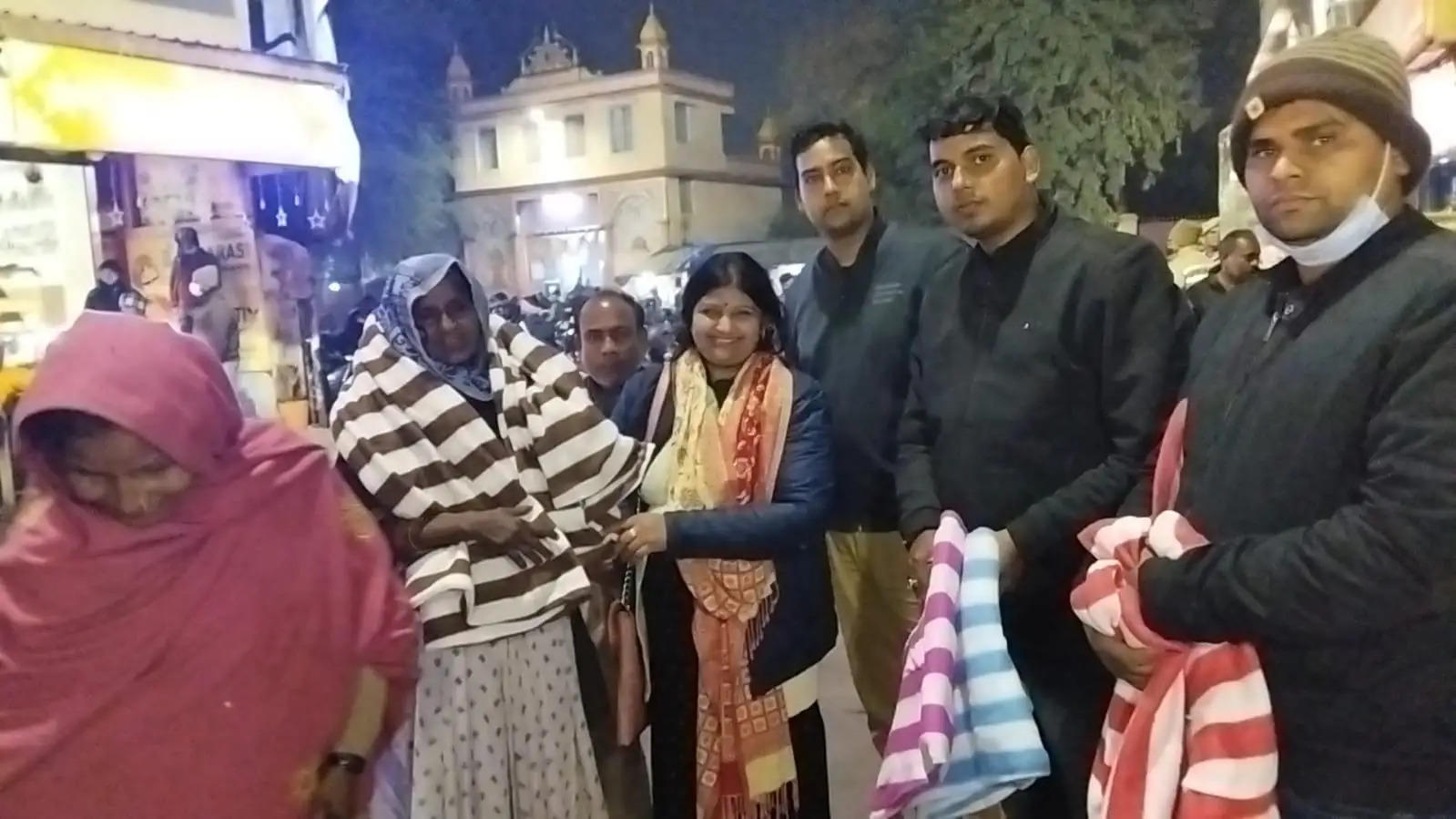 वाराणसी में भाजपा कार्यकर्ताओं ने गरीबों में बांटा कंबल 