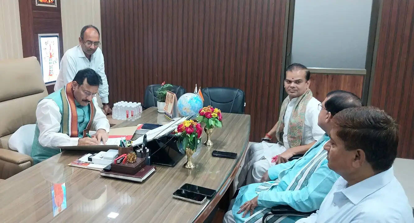 कुलपति ने कहा कि काशी स्थित सम्पूर्णानन्द संस्कृत विश्वविद्यालय 235 वर्षों से संस्कृत और भारतीय ज्ञान परंपरा की धारा को आगे बढ़ा रहा है। यह संस्थान केवल शिक्षण का केंद्र नहीं, बल्कि भारत की प्राच्य ज्ञान-संपदा का महत्वपूर्ण केंद्र है।