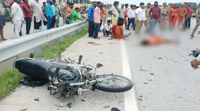 वाराणसी: हाईवे पर दो बाइक आमने-सामने की भिड़ंत में तीन कांवरियों की दर्दनाक मौत, दो गंभीर रूप से घायल