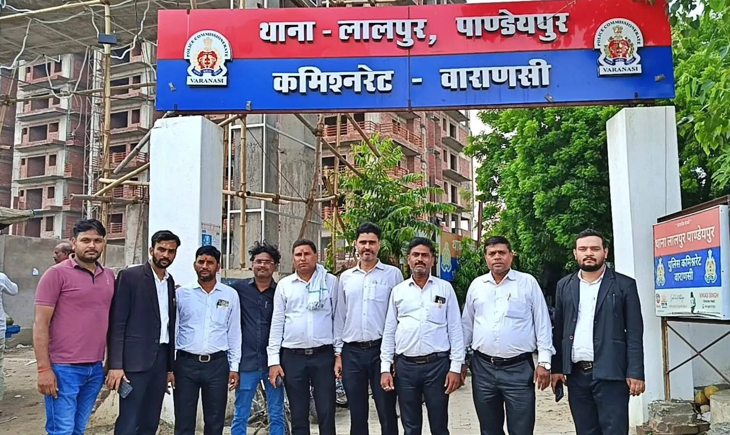 पीड़ित बच्चे के अधिवक्ता पिता ने लालपुर-पांडेयपुर थाने में लिखित शिकायत दी। पुलिस ने शिकायत के आधार पर संबंधित धाराओं में एफआईआर दर्ज कर मामले की जांच शुरू कर दी है। पुलिस अधिकारियों का कहना है कि सभी तथ्यों की निष्पक्ष जांच की जा रही है और जांच के आधार पर आगे की कानूनी कार्रवाई की जाएगी।