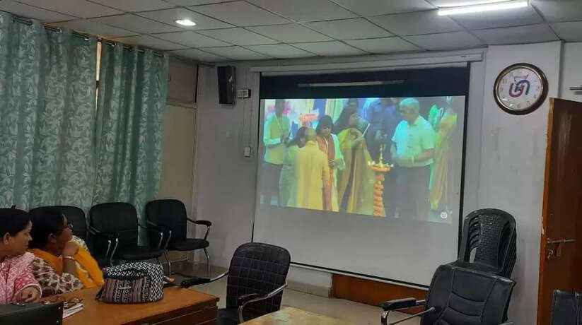 वाराणसी सहित पूरे प्रदेश में सीएम योगी ने लोकभवन लखनऊ में राष्ट्रीय पोषण माह के अंतर्गत आंगनबाड़ी केंद्रों का किया शिलान्यास व लोकार्पण