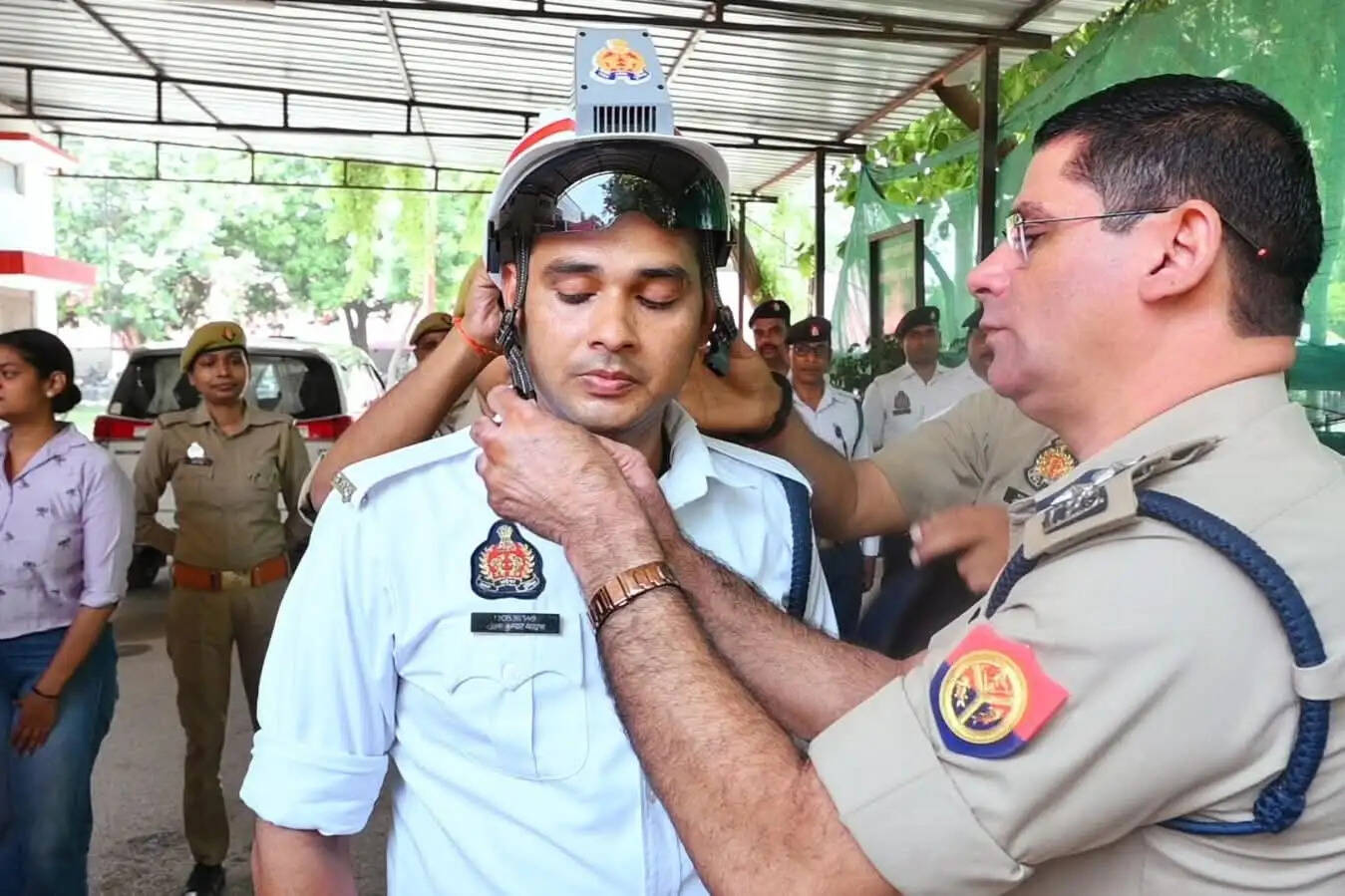 वाराणसी कमिश्नरेट की अनूठी पहल, ट्रैफिक जवानों को एसी हेलमेट का तोहफा