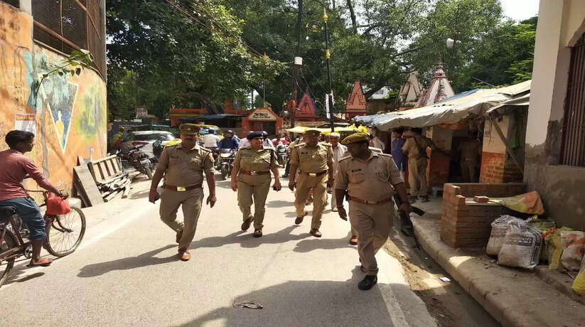 वाराणसी में एसीपी ने फोर्स के साथ किया पिशाचमोचन क्षेत्र का निरीक्षण