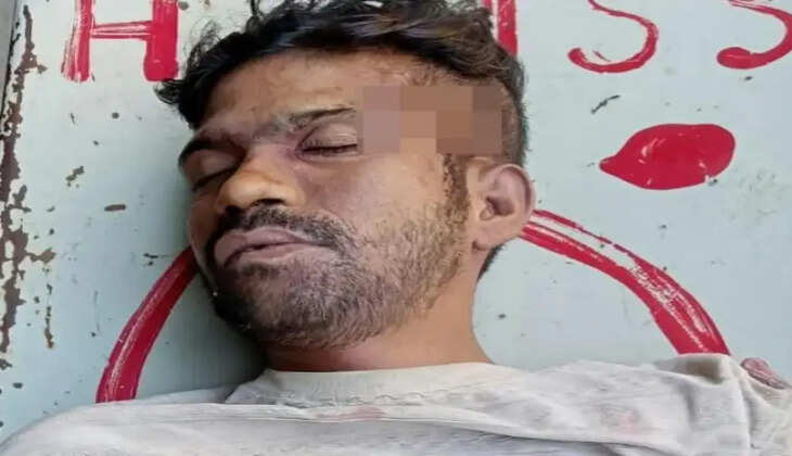 वाराणसी के गोलाघाट में 40 वर्षीय विनोद कुमार कमरे में मृत मिले। सिर पर चोट के निशान बताए गए हैं। भाई ने हत्या की आशंका जताई है। पुलिस पोस्टमार्टम रिपोर्ट का इंतजार कर रही है।