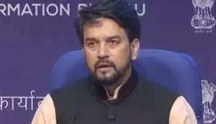 Facebook Twitter Whatsapp Email   Hindi News &raquo; Business &raquo; Cabinet decision pm garib kalyan anna yojana continue till march 2022 farm repeal bill passed in cabinet Cabinet Decision: सरकार ने 80 करोड़ लोगों को 5 किलो अन्न फ्री देने की योजना को मार्च 22 तक बढ़ाया कैबिनेट ने पीएम गरीब कल्याण अन्न योजना को मार्च 2022 तक बढ़ाने की मंजूरी दी है. अब इस योजना के तहत मार्च 2022 तक लाभार्थियों को मुफ्त राशन मिलता रहेगा. इसके अलावा, कैबिनेट ने तीनों कृषि कानूनों को वापस लेने की मंजूरी दी. TV9 Hindi TV9 Hindi Updated On - 3:20 pm, Wed, 24 November 21Edited By: संजीत कुमार Cabinet Decision: सरकार ने 80 करोड़ लोगों को 5 किलो अन्न फ्री देने की योजना को मार्च 22 तक बढ़ाया केंद्रीय मंत्री अनुराग ठाकुर Union Cabinet Decision: प्रधानमंत्री नरेंद्र मोदी (PM Narenda Modi) की अध्यक्षता में आज हुई कैबिनेट की बैठक में दो बड़े फैसले हुए. कैबिनेट ने पीएम गरीब कल्याण अन्न योजना को मार्च 2022 तक बढ़ाने की मंजूरी दी है. अब इस योजना के तहत मार्च 2022 तक लाभार्थियों को मुफ्त राशन मिलता रहेगा. इसके अलावा, कैबिनेट ने तीनों कृषि कानूनों को वापस लेने की मंजूरी दी. कैबिनेट बैठक के बद केंद्रीय मंत्री अनुराग ठाकुर ने फैसलों के बारे में जानकारी दी.  केंद्रीय मंत्री अनुराग ठाकुर ने प्रेस कॉन्फ्रेंस में कहा, 80 करोड़ लोगों को 5 किलो अन्न फ्री देने की योजना को दिसम्बर 21 से मार्च 22 तक बढ़ाया गया है. उन्होंने कहा, सरकार ने पिछले साल कोरोना महामारी के चलते गरीबों को फ्री में 5 किलो मुफ्त राशन देने की योजना चलाई थी.   उन्होंने कहा, प्रधानमंत्री गरीब कल्याण अन्न योजना के तहत 600 लाख मीट्रिक टन अनाज बांटने का लक्ष्य है. अब तक 548 मीट्रिक टन राज्यों को आवंटित कर दिए गए हैं. इस पर करीब 2लाख 60 हज़ार करोड़ रुपये खर्च होगा. शुरुआत में, यह योजना अप्रैल-जून 2020 की अवधि के लिए शुरू की गई थी, लेकिन बाद में इसे 30 नवंबर, 2021 तक बढ़ा दिया गया था.  मुफ्त में मिलता है अनाज PMGKAY के तहत, सरकार ने बार-बार कहा है कि 80 करोड़ से अधिक लोगों को प्रति माह 5 किलो मुफ्त गेहूं / चावल के साथ-साथ प्रत्येक परिवार को प्रति माह 1 किलो मुफ्त साबुत चना उपलब्ध कराया जा रहा है.  सरकार घरेलू बाजार में उपलब्धता में सुधार और कीमतों की जांच के लिए ओएमएसएस नीति के तहत थोक उपभोक्ताओं को चावल और गेहूं दे रही है.