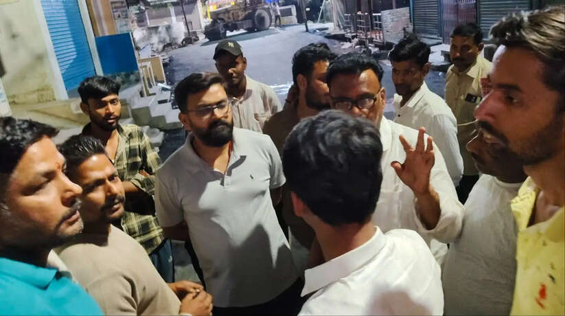 मैनाताली-गल्ला मंडी रोड पर घटिया निर्माण को लेकर हंगामा, लोगों ने लगाया भ्रष्टाचार का आरोप