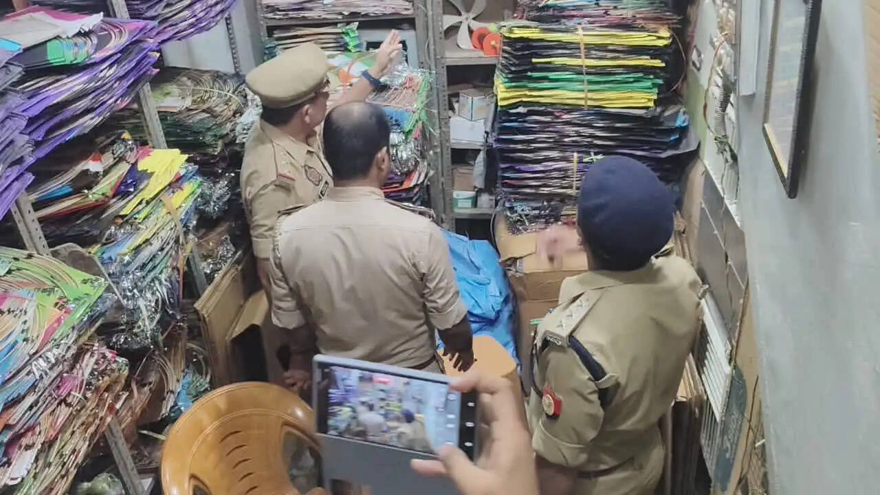 वाराणसी। चीनी मांझे से साड़ी कारोबारी की मौत के बाद वाराणसी कमिश्नरेट पुलिस ने प्रतिबंधित मांझे की बिक्री, भंडारण और इस्तेमाल के खिलाफ अभियान तेज कर दिया है। शहर के विभिन्न थाना क्षेत्रों में छापेमारी कर कई आरोपियों को गिरफ्तार किया गया और बड़ी मात्रा में चीनी मांझा बरामद किया गया। हालांकि, कार्रवाई के बीच यह सवाल भी उठ रहा है कि प्रतिबंधित मांझे की आपूर्ति करने वाले बड़े थोक कारोबारियों और इसके नेटवर्क पर कितनी प्रभावी कार्रवाई हो रही है।